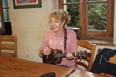 Retraite Yoga - Claire Besserer - Chanson et Guitare - A la Croisée de vos Passions